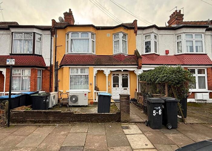Studio To Rent In Flat, Kelvin Avenue, London, N13