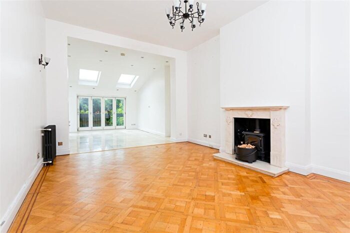 3 Bedroom Flat To Rent In Lymington Road, West Hampstead, NW6