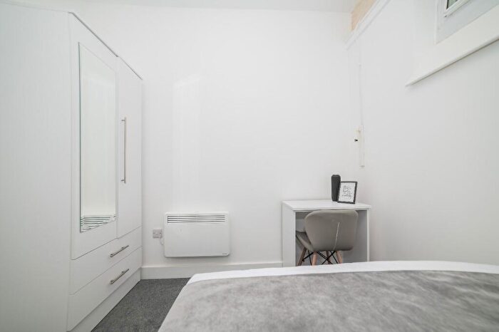 2 Bedroom Flat To Rent In Hartley Road, Nottingham, Nottinghamshire, NG7