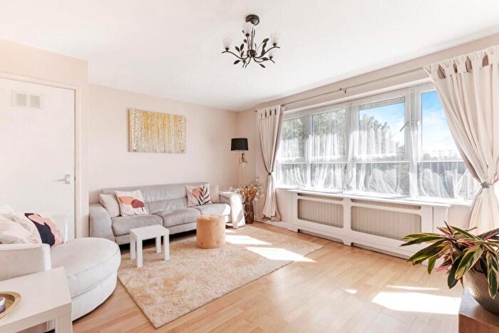 2 Bedroom Apartment For Sale In Merland Rise, Tadworth, Surrey, KT20