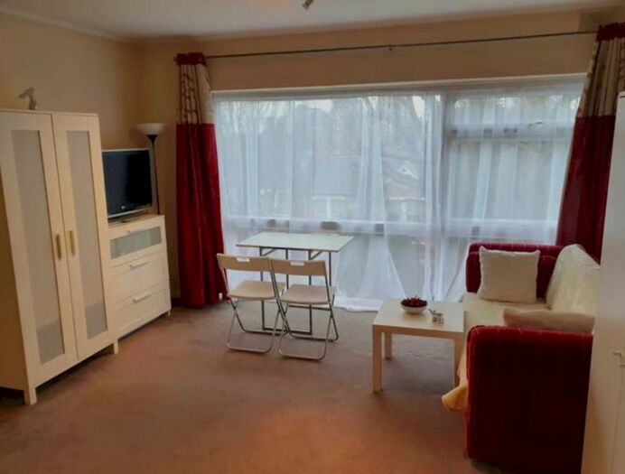 2 Bedroom Flat To Rent In Oak Tree Close, Ealing Broadway, W5