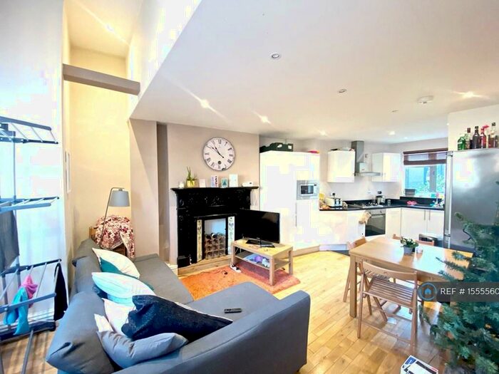 3 Bedroom Flat To Rent In Cavendish Road, London, SW12