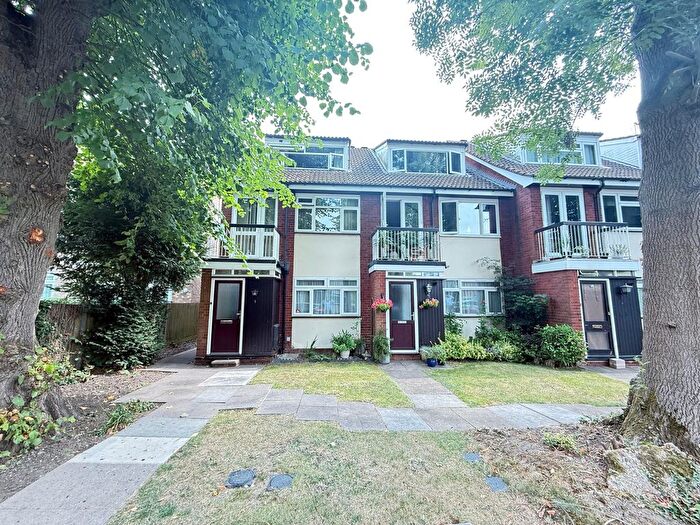 2 Bedroom Maisonette To Rent In Cherry Croft Gardens, Pinner, Greater London, HA5