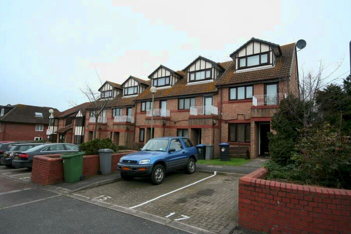 2 Bedroom Flat To Rent In Viewfield Close, Kenton, HA3