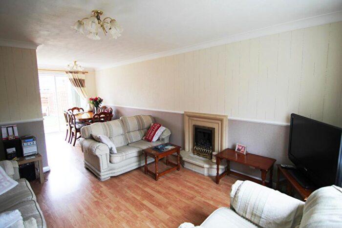 3 Bedroom Semi-Detached House To Rent In Lees Park Way, Droylsden, Manchester, M43
