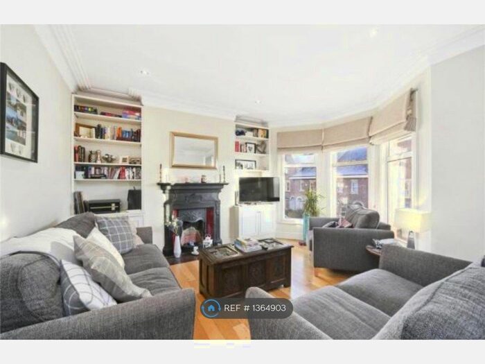2 Bedroom Flat To Rent In Telferscot Road, London, SW12