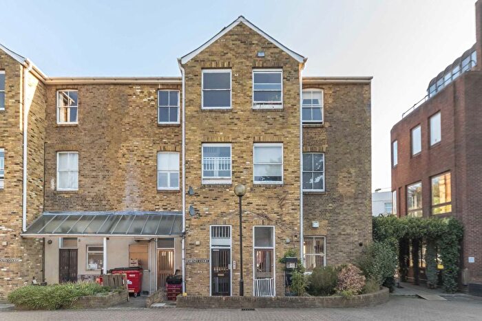 1 Bedroom Flat To Rent In Bridle Close, Kingston Upon Thames, KT1