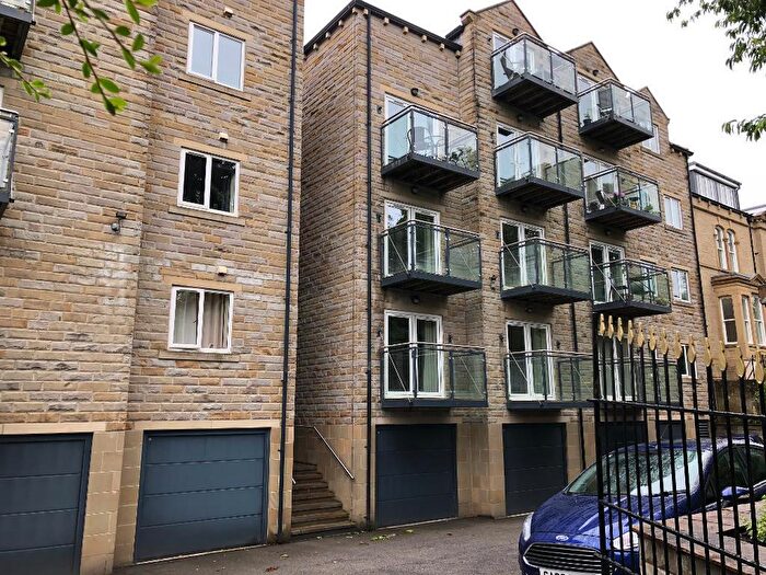 1 Bedroom Flat To Rent In Huddersfield Road, Halifax, West Yorkshire, HX3