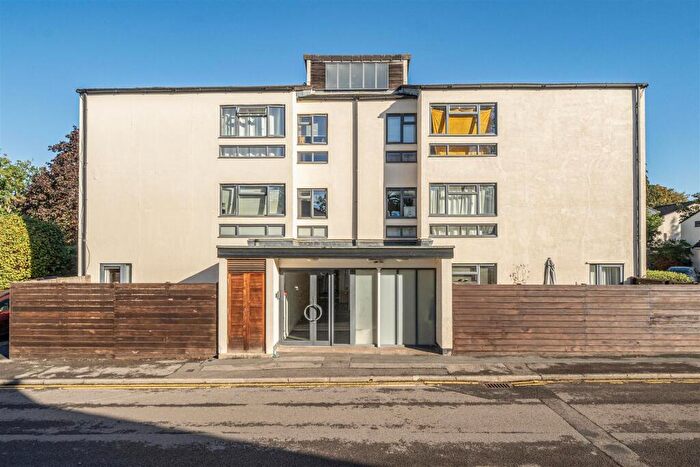 1 Bedroom Apartment For Sale In Field View, Caversham, Reading, RG4