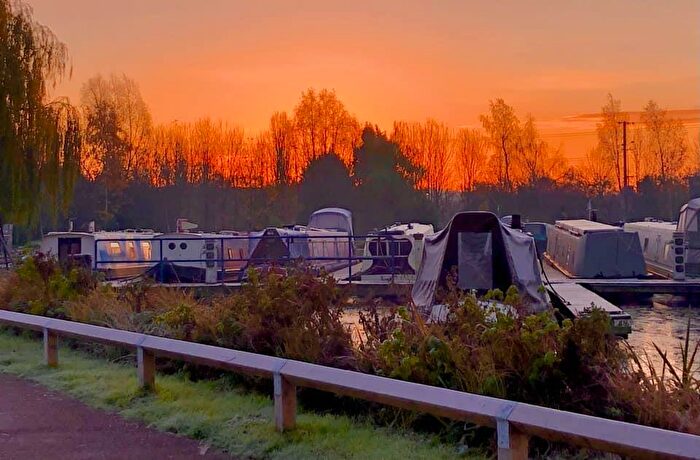 1 Bedroom House Boat For Sale In Barton Marina, Burton-on-Trent, DE13