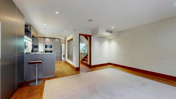 3 Bedroom Property To Rent In St Catherines Mews, Chelsea, SW3