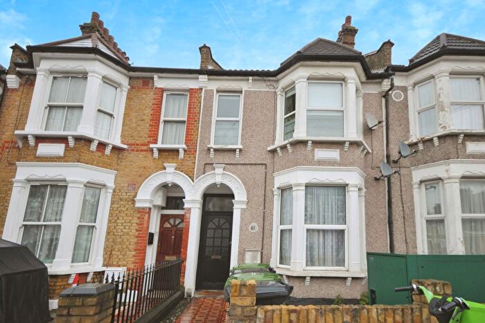 2 Bedroom Flat For Sale In Honley Road, London, SE6