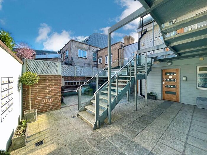 1 Bedroom Flat To Rent In Flat, Whitehall House, RH19