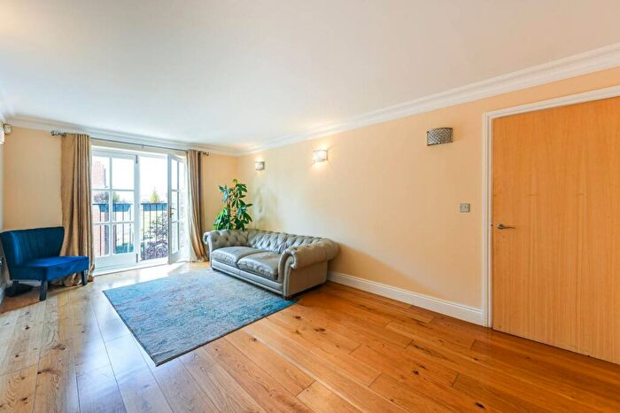 2 Bedroom Flat To Rent In Lordship Lane, East Dulwich, London, SE22