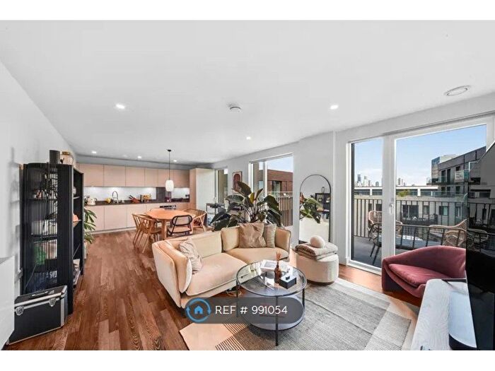 3 Bedroom Flat To Rent In Moulding Lane, London, SE14