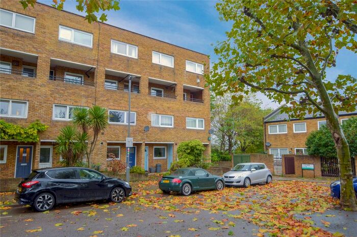 2 Bedroom Flat To Rent In Turenne Close, London, Uk, SW18