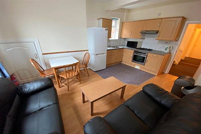 4 Bedroom Semi Detached House To Rent In City Road, Beeston, NG9