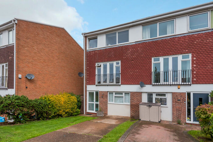 4 Bedroom House To Rent In Broadheath Drive, Chislehurst, BR7