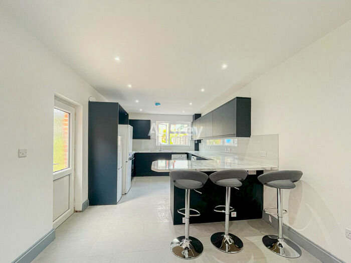 6 Bedroom Semi-Detached House To Rent In Holyrood Avenue, Southampton, SO17