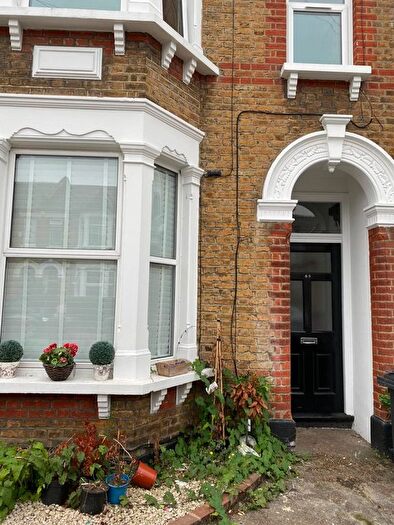2 Bedroom Flat To Rent In Farley Road, London, SE6
