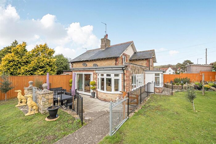 3 Bedroom Semi Detached House For Sale In Wyke Oliver Road, Weymouth, DT3