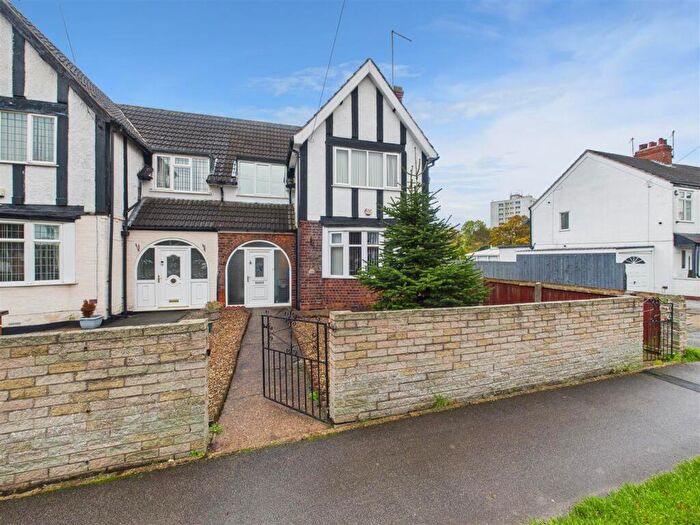 3 Bedroom Semi-Detached House For Sale In Anlaby Park Road South, Hull, HU4