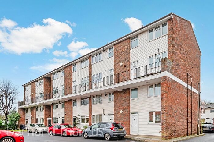 2 Bedroom Flat To Rent In Marrick Close, Upper Richmond Road, London, SW15