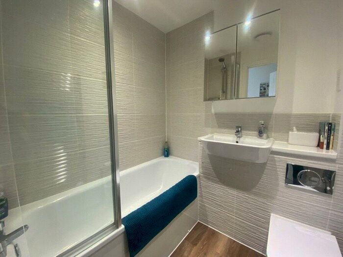 2 Bedroom Maisonette To Rent In Webber Street, Horley, Surrey, RH6