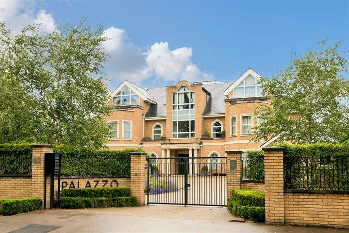 3 Bedroom Flat To Rent In Beech Hill, Barnet, EN4