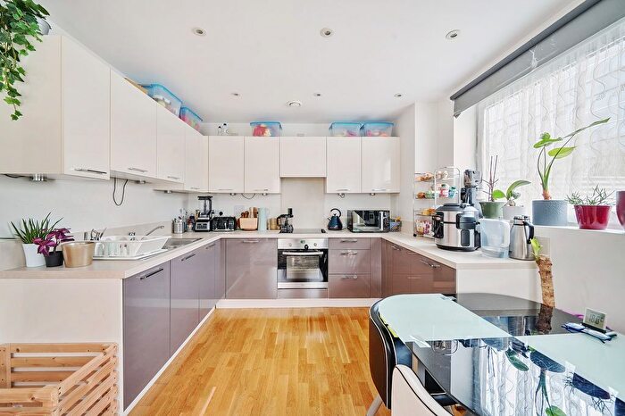 1 Bedroom Flat For Sale In Green Lane, Edgware, Greater London., HA8