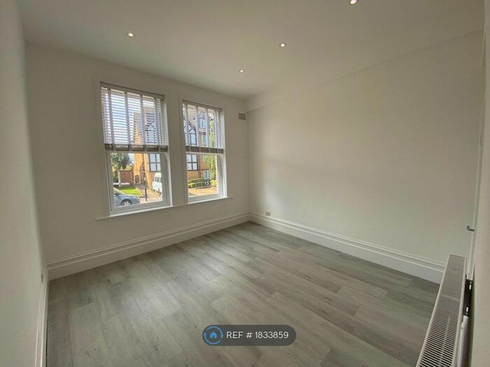 3 Bedroom Flat To Rent In Birdhurst Road, South Croydon, CR2