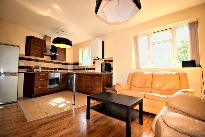 1 Bedroom Flat To Rent In Second Floor Flat, Hoe Street, Walthamstow, E17