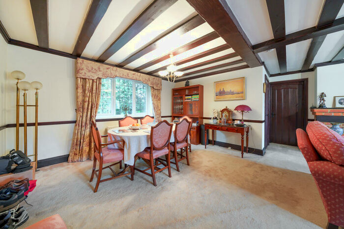 2 Bedroom Flat For Sale In Framewood Road, Fulmer, SL2