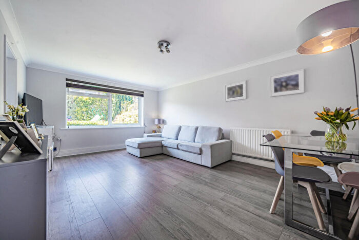 2 Bedroom Maisonette To Rent In Howard Close, London, N11