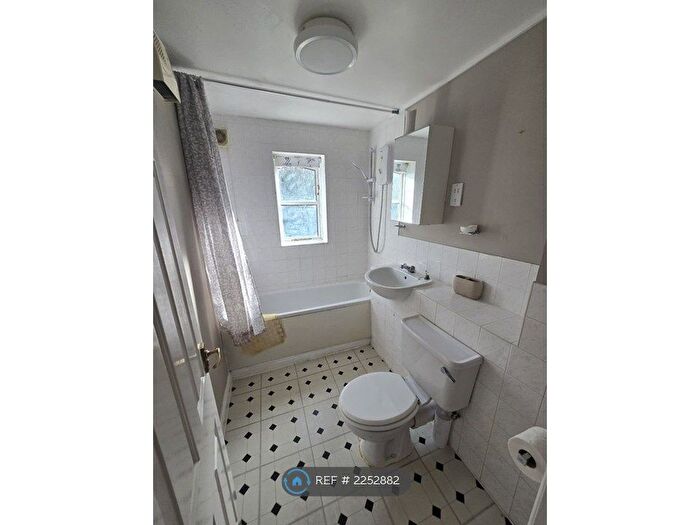 2 Bedroom Flat To Rent In Coalmans Way, Burnham, Slough, SL1