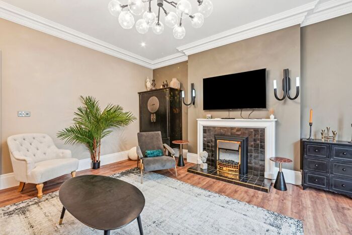 3 Bedroom Flat To Rent In Montagu Mansions, Marylebone, W1U