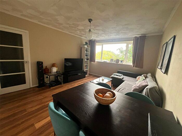 1 Bedroom Apartment To Rent In Brownlow Road, London, N11
