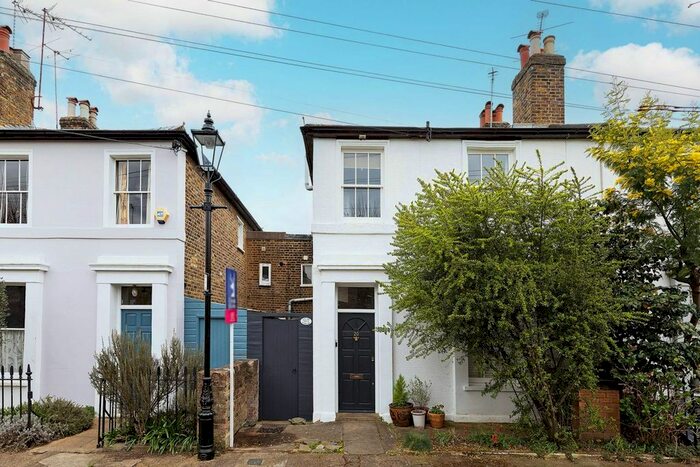 1 Bedroom Flat To Rent In Stratford Grove, Putney, London, SW15