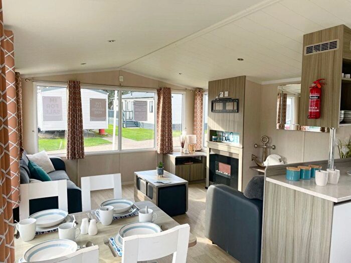 2 Bedroom Mobile/park Home For Sale In Lowestoft, NR32