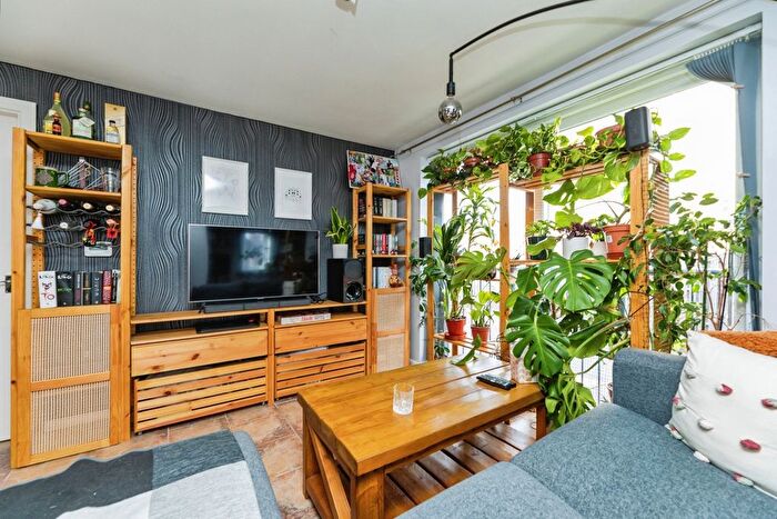 2 Bedroom Flat For Sale In Merton Lane, Sheffield, South Yorkshire, S9