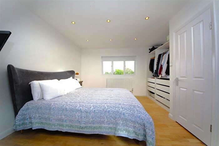 2 Bedroom Flat To Rent In Chandos Road, London, N2