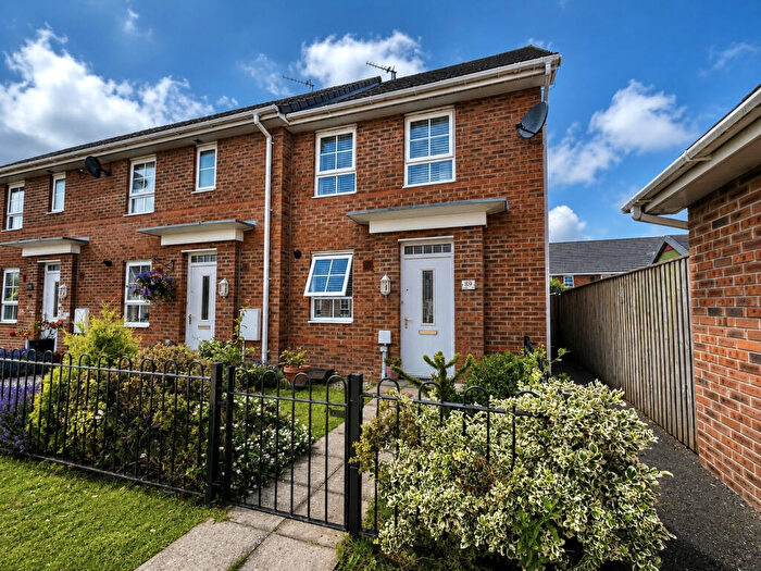 3 Bedroom End Of Terrace House For Sale In Hawthorn Drive, Thornton, FY5