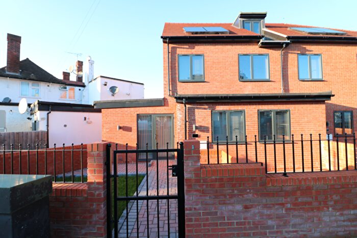 3 Bedroom Semi-Detached House To Rent In Tring Close, Ilford, Essex, IG2