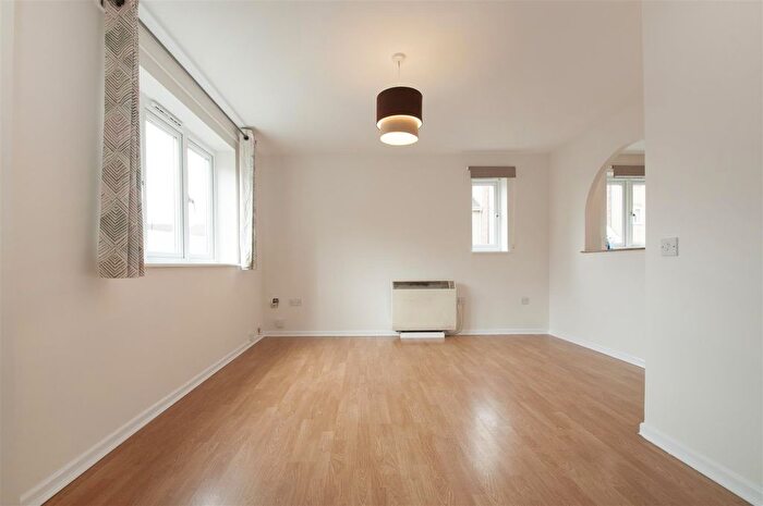 2 Bedroom Flat For Sale In Maplin Park, Slough, SL3