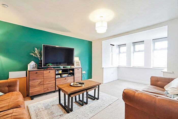2 Bedroom Apartment For Sale In Hill End Crescent, Leeds, LS12