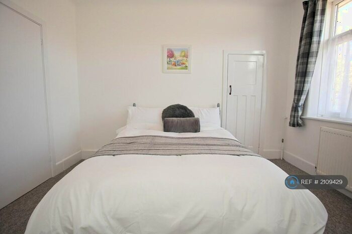 3 Bedroom Flat To Rent In Princes Court, Bournemouth, BH1