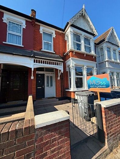 2 Bedroom Flat To Rent In A Churchfield Avenue, London, N12