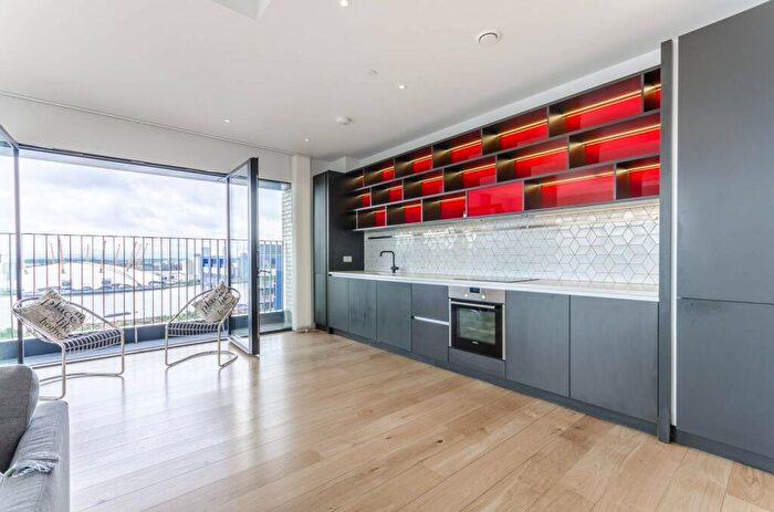 2 Bedroom Flat To Rent In Grantham House, Canary Wharf, London, E14