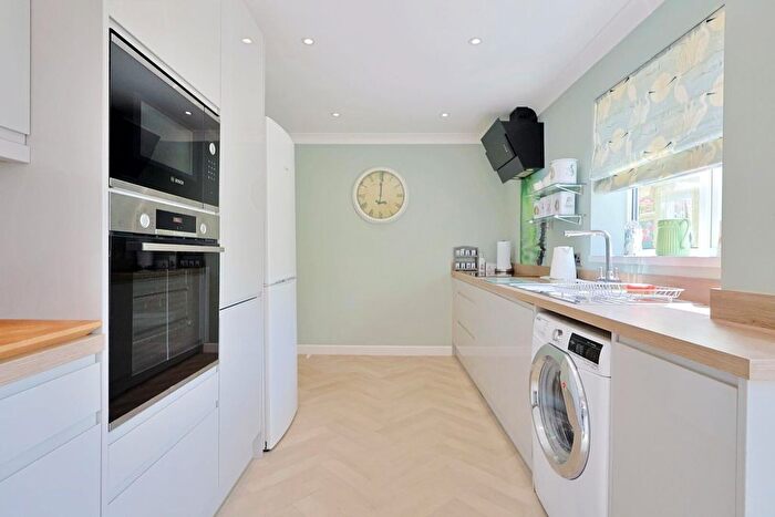 4 Bedroom Detached House For Sale In Dogwood Road, Broadstone, BH18 - Photo 9