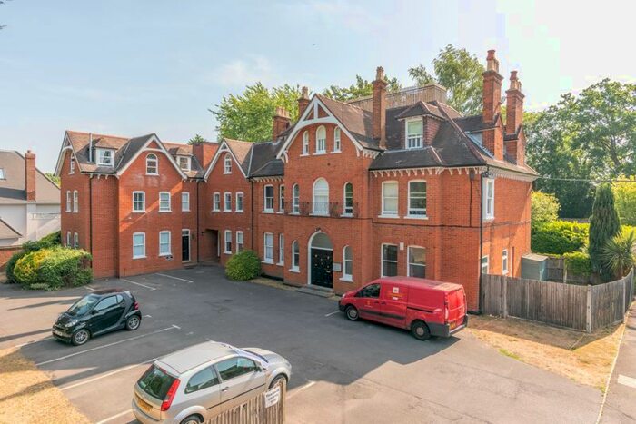 2 Bedroom Flat To Rent In Westcar Lane, Walton-On-Thames, KT12